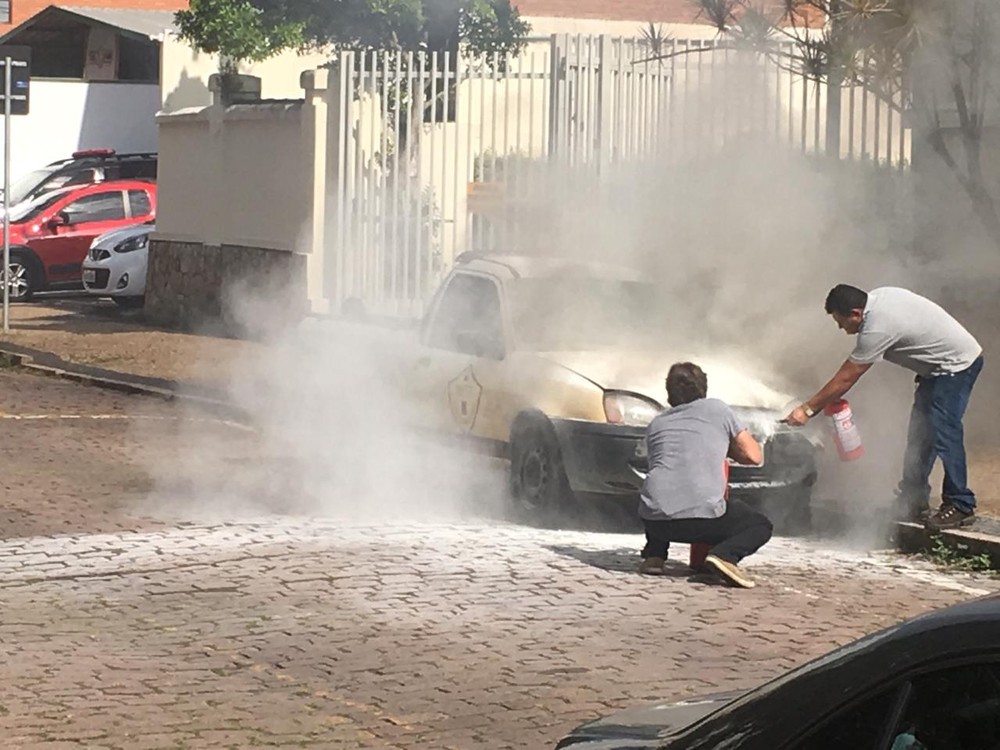 Fogo em veículo mobiliza moradores em área residencial em Campinas