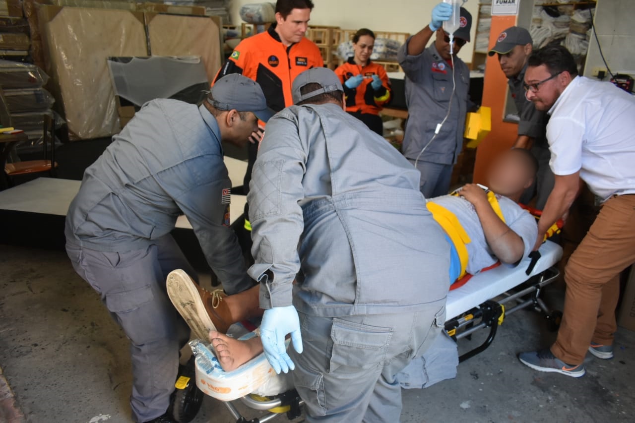 Em Piracicaba, funcionário tem pernas quebradas após queda de portão