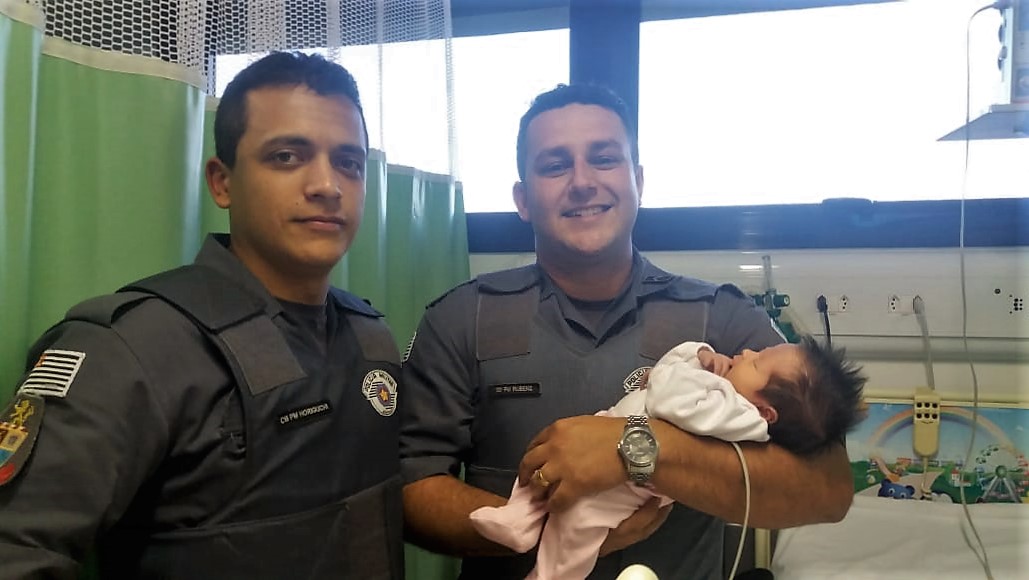Em Piracicaba, policiais militares salvam bebê de 19 dias engasgada e já sem respiração