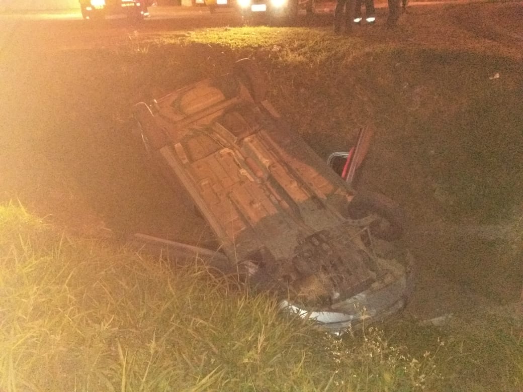 Casal de idosos fica ferido após capotamento em rodovia de Saltinho