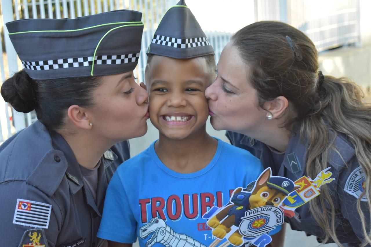 Em Piracicaba, menino de sete anos realiza sonho de comemorar aniversário no quartel da Polícia Militar