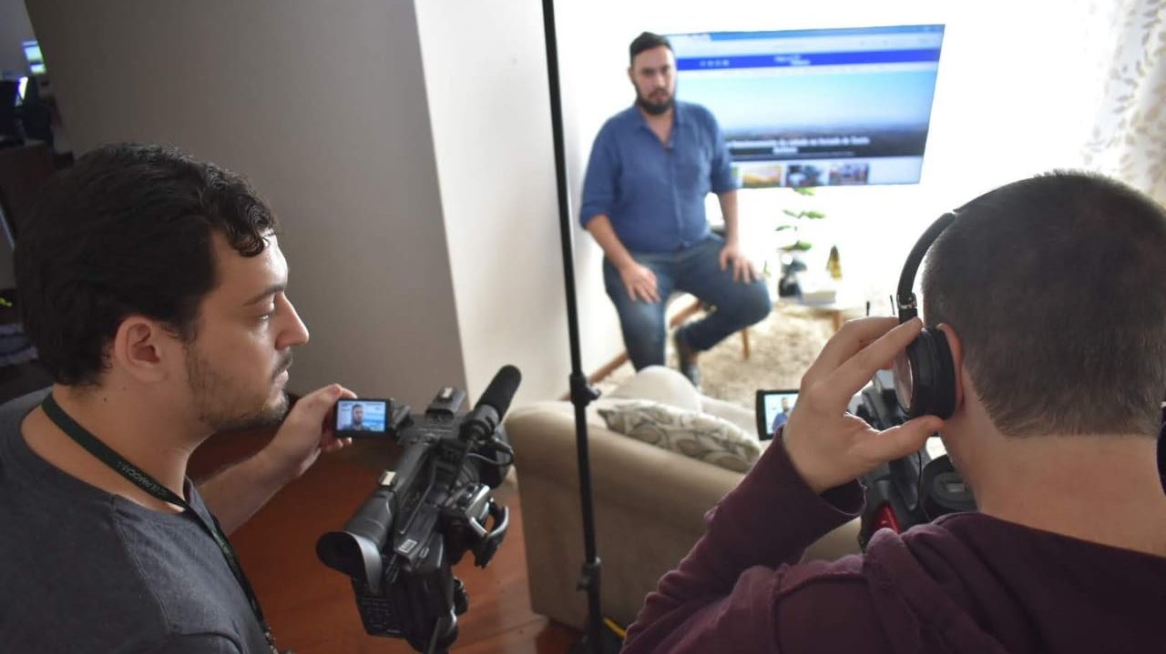 Câmara grava depoimentos na redação do PIRANOT para exibir em homenagem ao jornal