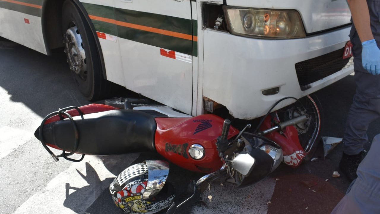 Motociclista fica ferido após colidir contra ônibus em Piracicaba