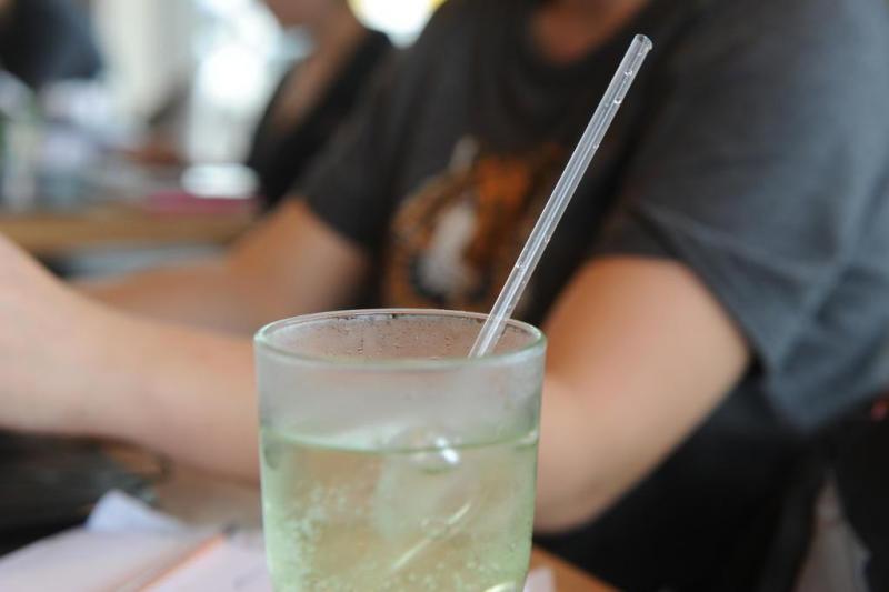 Canudos plásticos estão proibidos em Piracicaba; comércio passará por fiscalização