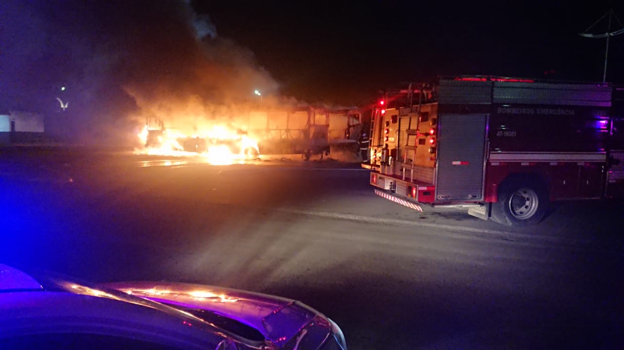 Dois indivíduos encapuzados incendeiam ônibus em Americana