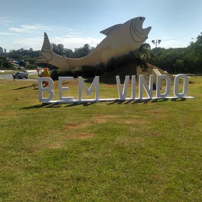 Em Piracicaba, Rotatória do Peixe passa por limpeza total e pintura da placa