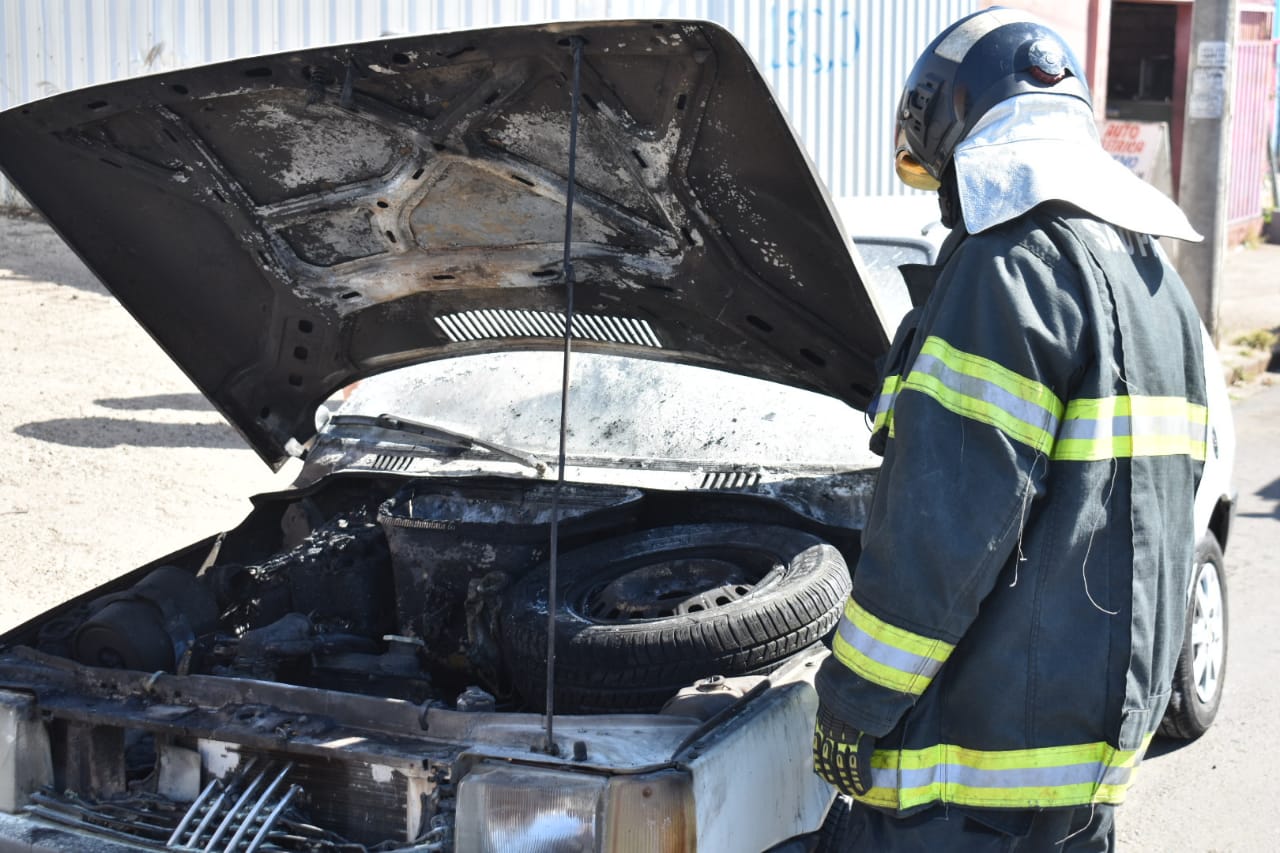Veículo pega fogo em avenida de Piracicaba e mobiliza Corpo de Bombeiros