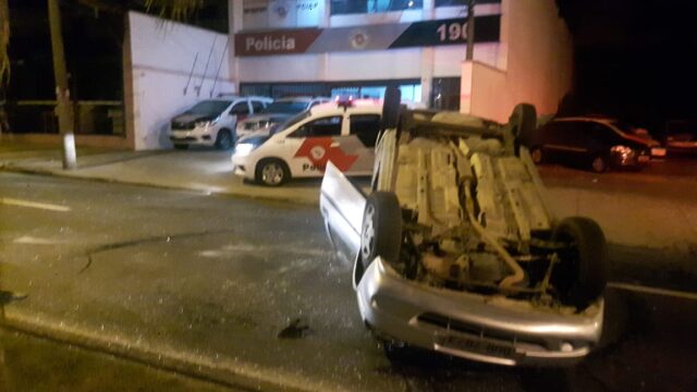 Indivíduo acusado de agredir mulher, foge da polícia e capota em avenida de Piracicaba