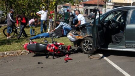 Em Piracicaba, grave acidente de trânsito deixa motoqueiro ferido e carro destruído Em Piracicaba, grave acidente deixa motoqueiro ferido e carro destruído