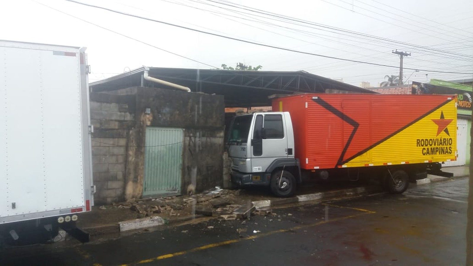 Em Campinas, caminhão perde o freio e atinge muro de escola
