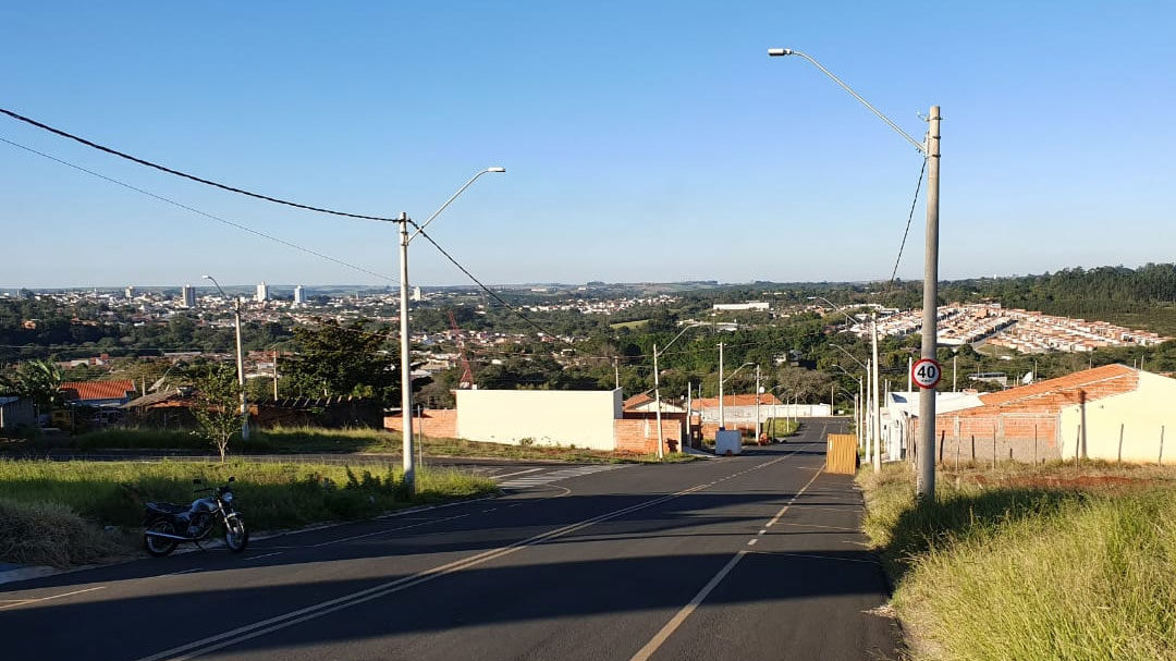 Menino de 8 anos tem olho perfurado por vergalhão enquanto soltava pipa