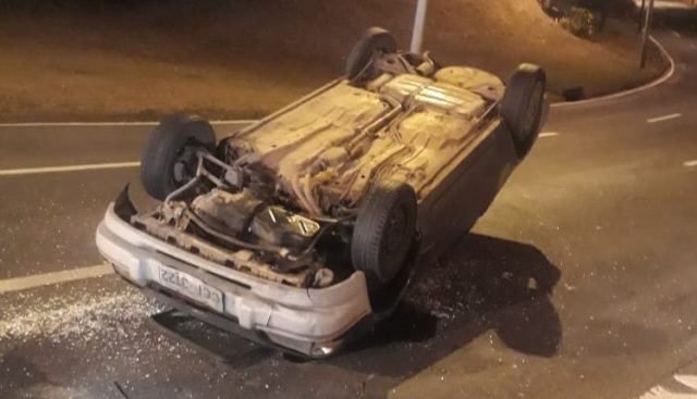 Carro capota e fica destruído em avenida de Piracicaba (SP)