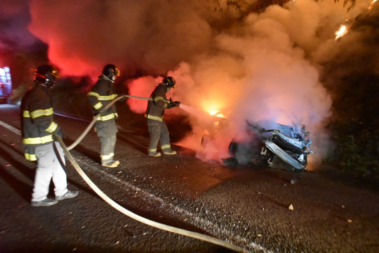 Veja fotos do acidente que matou motorista carbonizado há pouco em Piracicaba