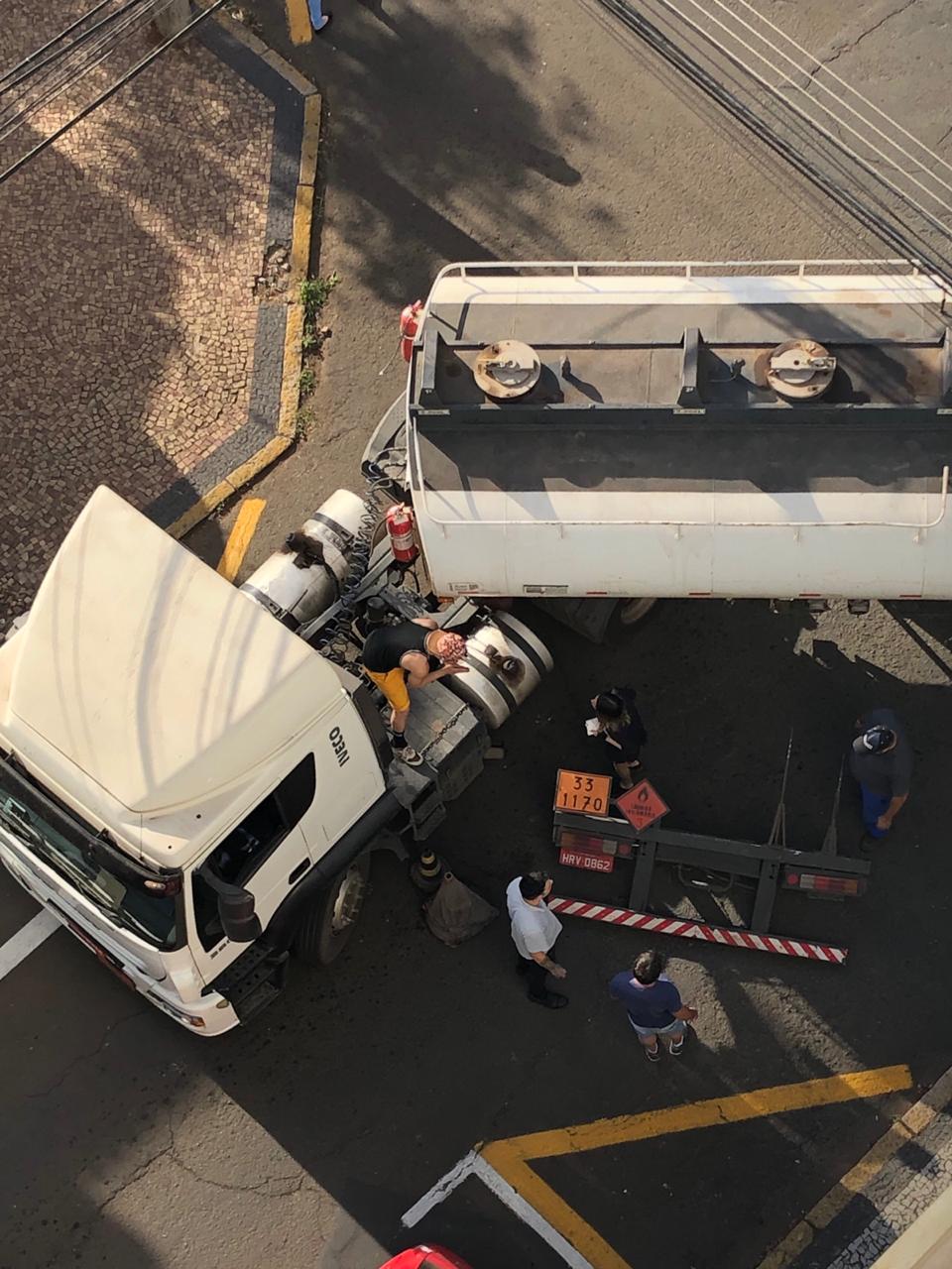 Acidente entre caminhão-tanque e carro é registrado na área central de Piracicaba