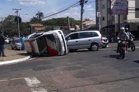 Jovem de 18 anos dirige pela primeira vez e bate em viatura da PM
