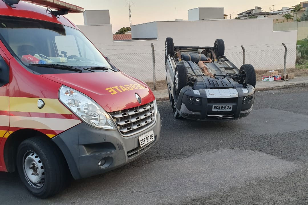 Criança fica ferida após capotamento em cruzamento de Capivari