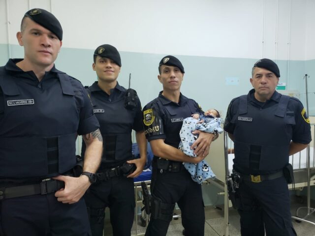 guardas-civis salvam bebê de 20 dias que estava engasgado
