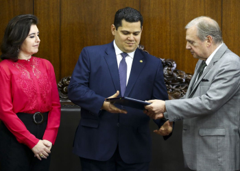 A presidente da CCJ, senadora Simone Tebet, o presidente do Senado, Davi Alcolumbre, e o senador Tasso Jereissati durante entrega do relatório da reforma da Previdência.