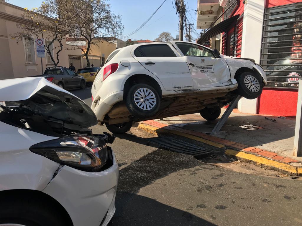 Carro fica pendurado em barra de ferro após acidente em Piracicaba