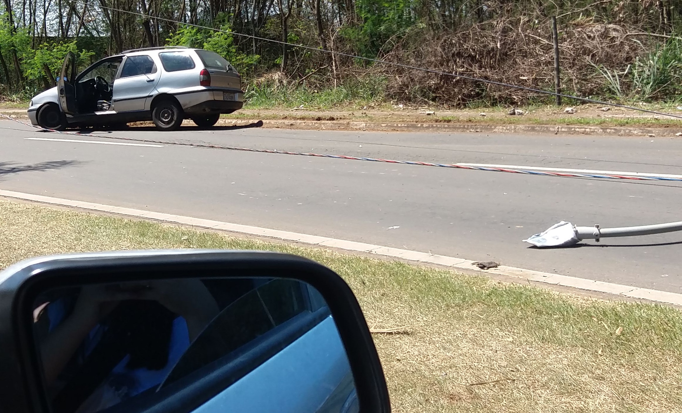 Carro derruba poste após acidente em Piracicaba