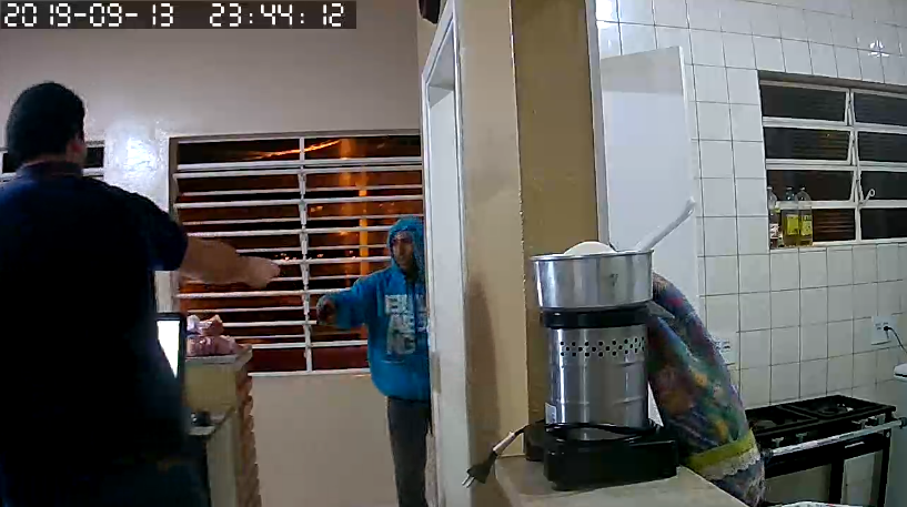 Em Piracicaba, criminosos invadem pizzaria e rendem funcionários; veja vídeo