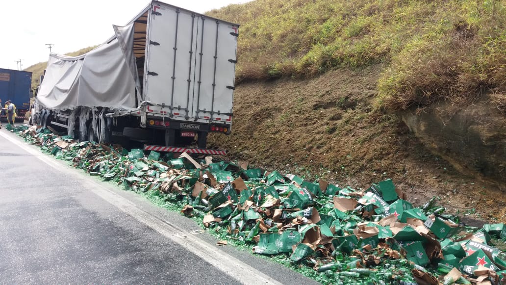 Acidente com carreta espalha carga de cerveja na rodovia Americana-Limeira