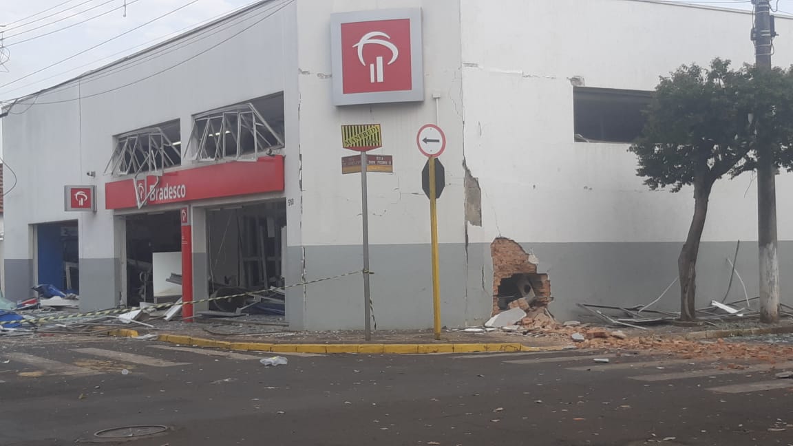 Em Iracemápolis, criminosos explodem banco, fazem reféns e causam destruição