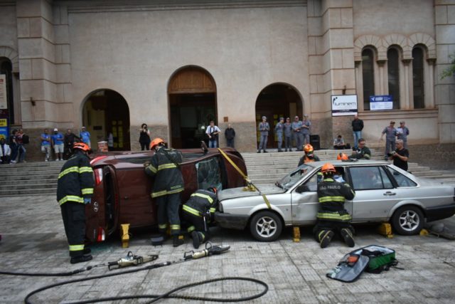 Simulação de acidente de trânsito chama atenção no Centro de Piracicaba