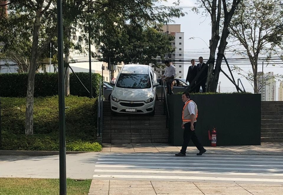 Motorista erra entrada e carro fica preso em escada de shopping nesta tarde (04)