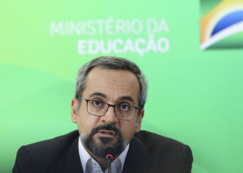 O ministro da Educação, Abraham Weintraub, faz balanço sobre o Exame Nacional para Certificação de Competências de Jovens e Adultos (Encceja).