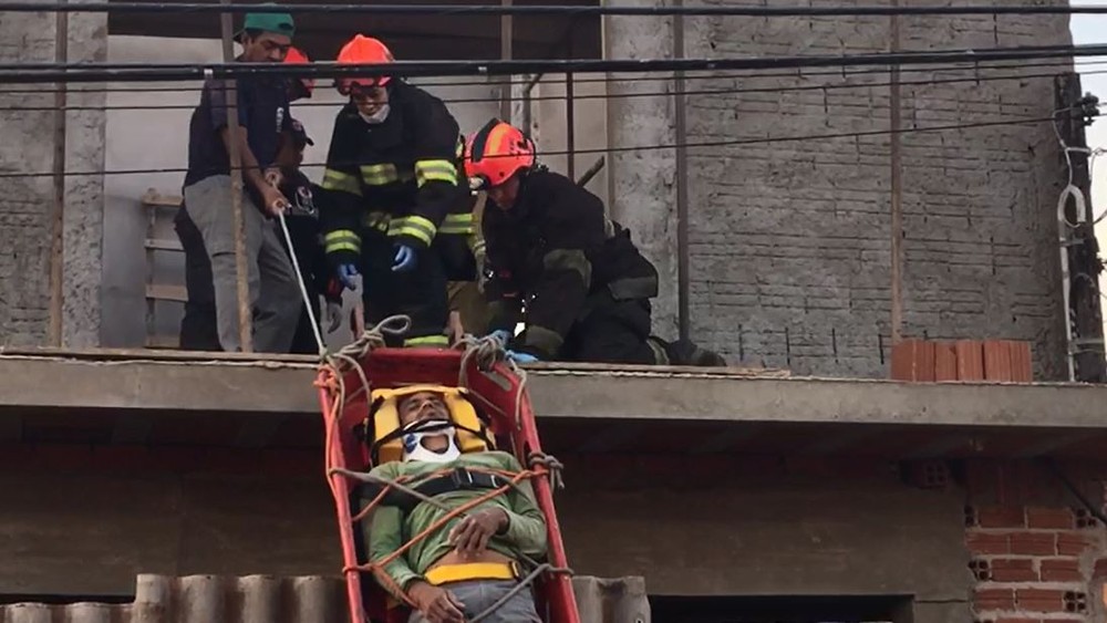 Pedreiro encosta em fio de alta tensão, leva choque e fica ferido