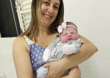 Taris, esposa de Frank segurando a filha Antonella. Foto: Arquivo Pessoal