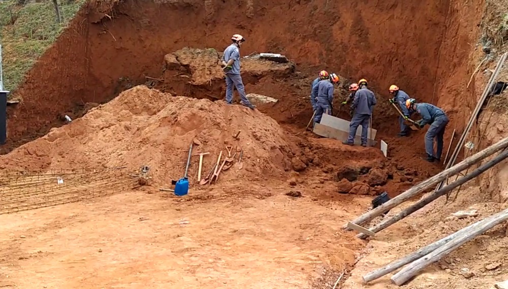 Pedreiro morre soterrado durante construção de muro de arrimo nesta terça (24)