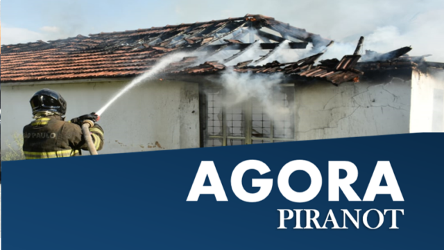 Casa em chamas mobiliza o Corpo de Bombeiros de Piracicaba (SP)