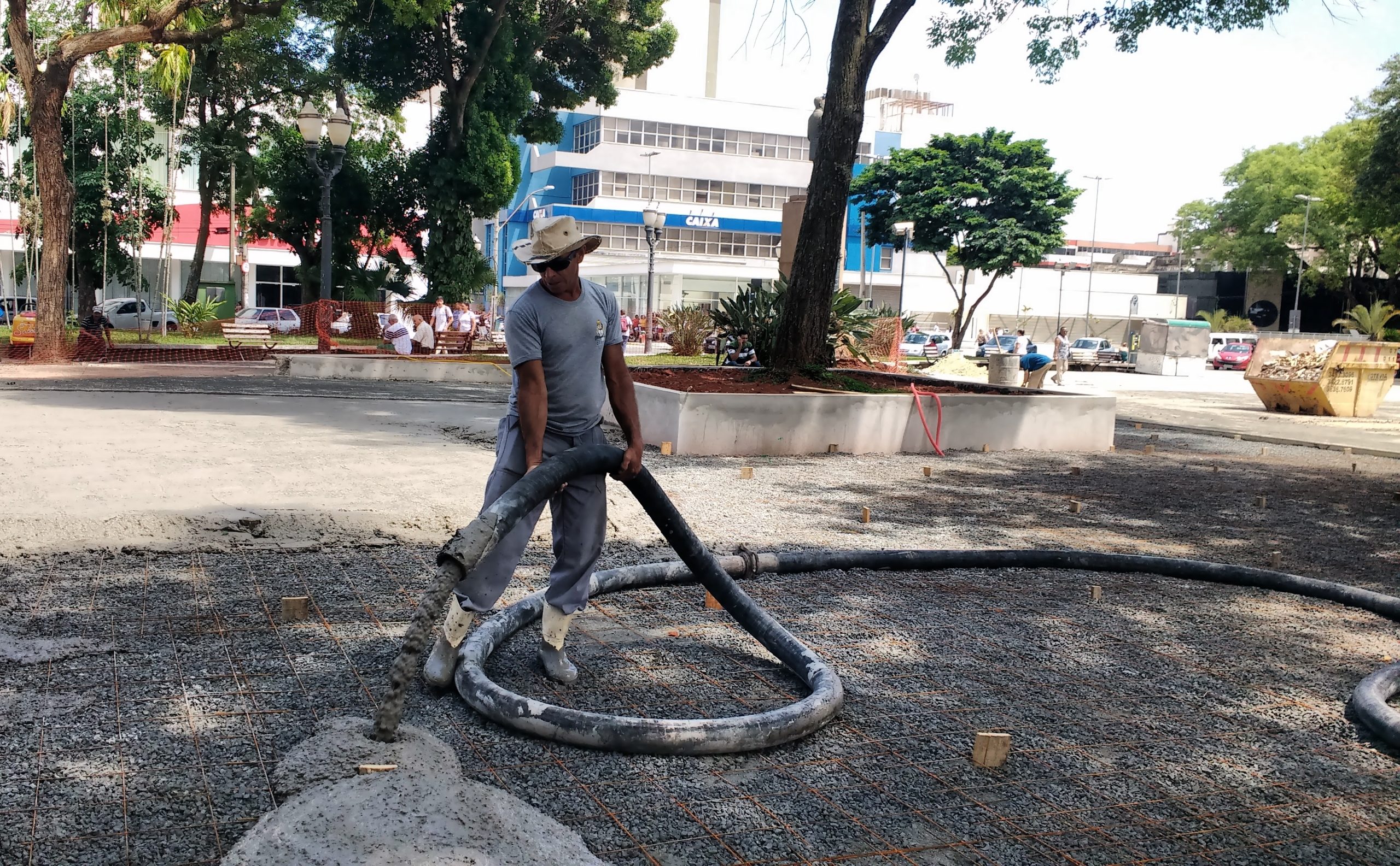 Espaço na praça José Bonifácio é concretado para receber novo parque infantil
