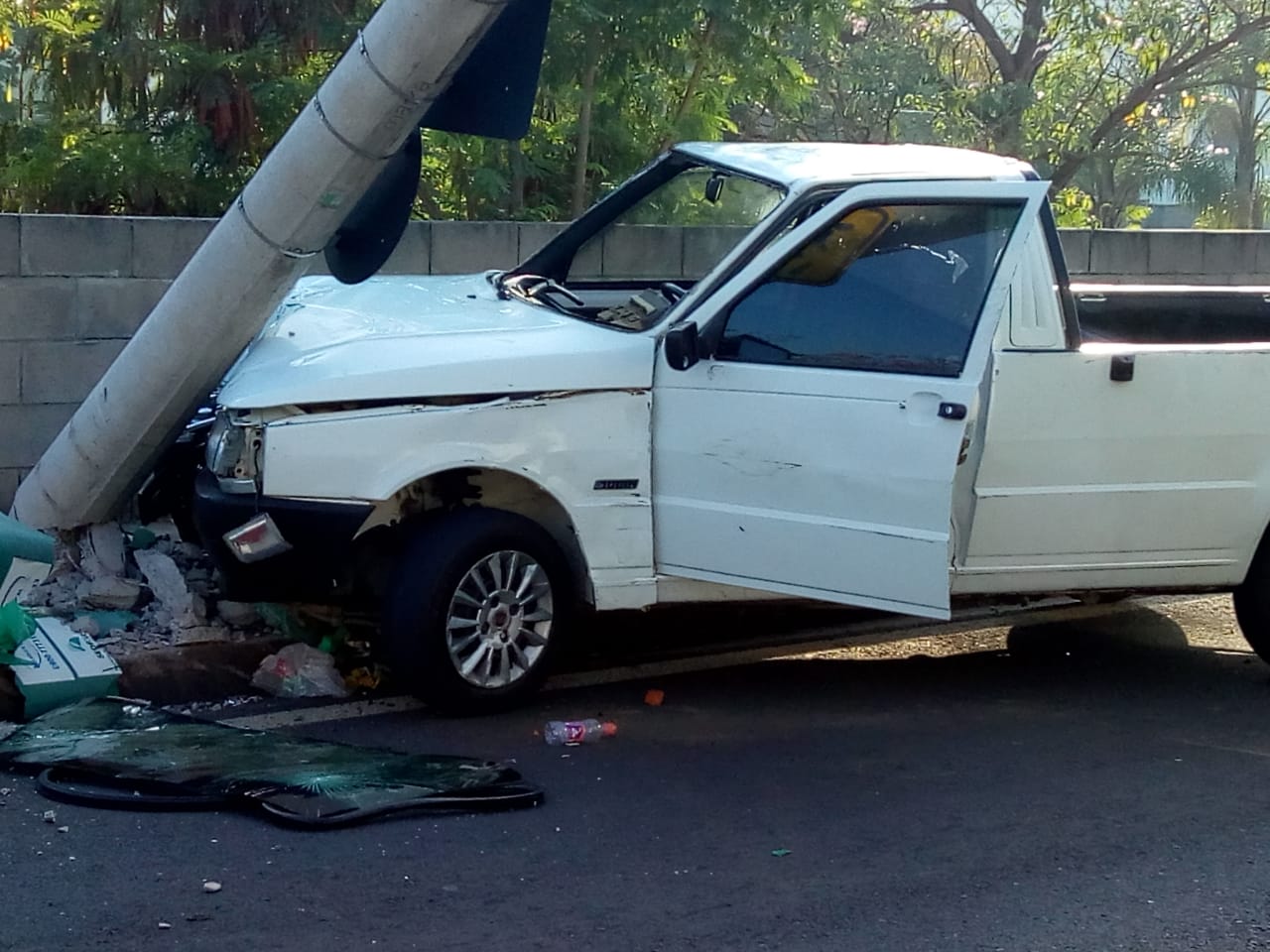 Ocupantes de carro tentam fugir em Piracicaba após bater e derrubar poste