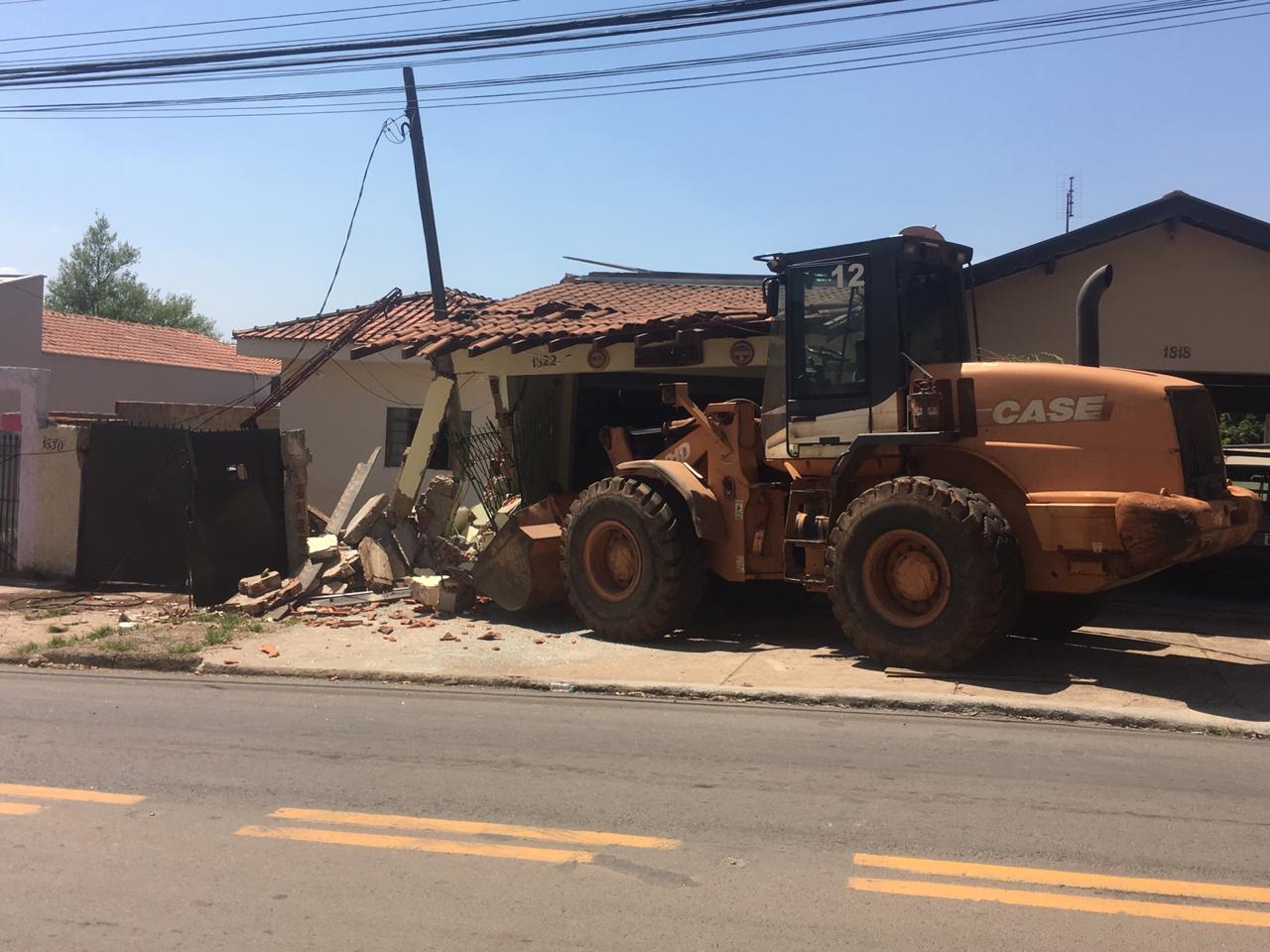 Desgovernado, trator invade casa e bar em avenida de Piracicaba