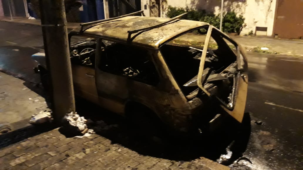 Carro antigo pega fogo e mobiliza bombeiros em Piracicaba (SP)