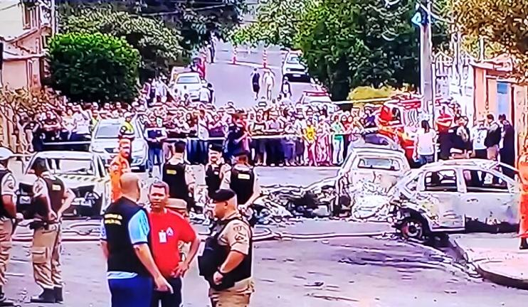 Veja fotos da queda do avião que deixou três mortos em BH nesta segunda (21)