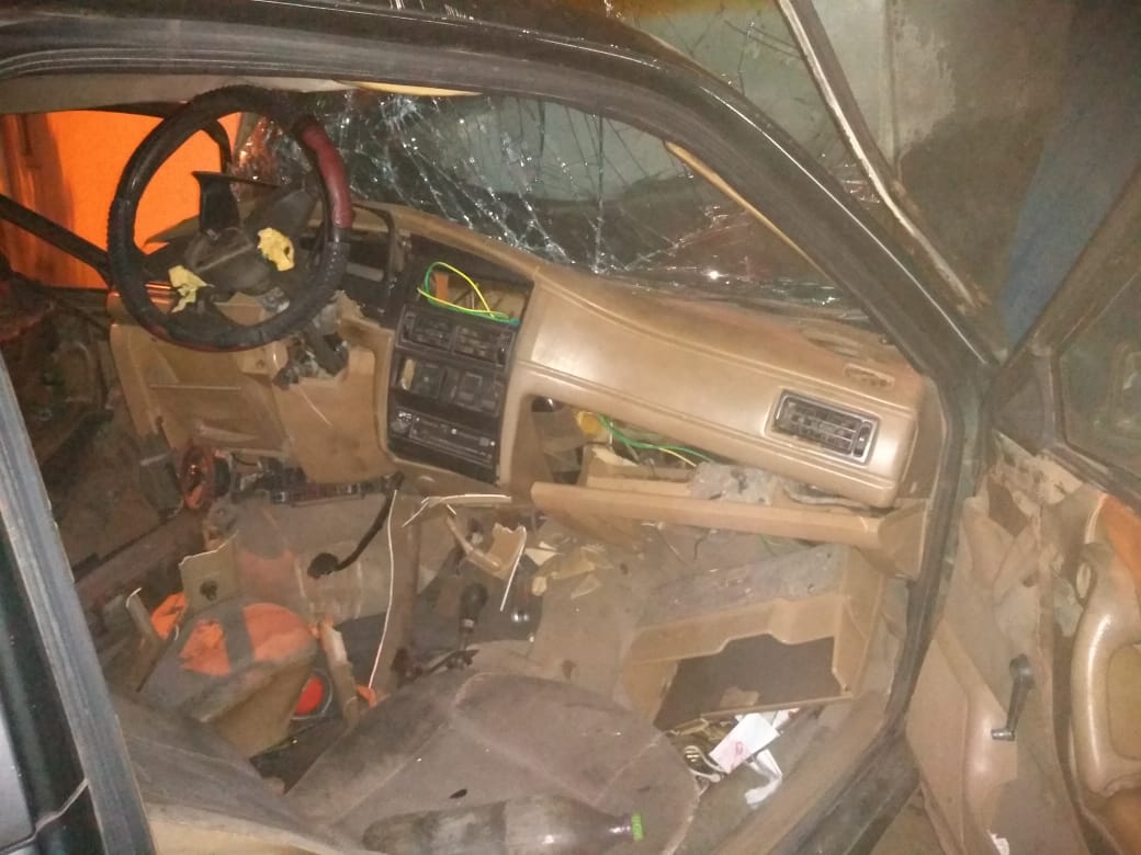 Em Piracicaba, duas pessoas ficam feridas após carro derrubar portão de transportadora