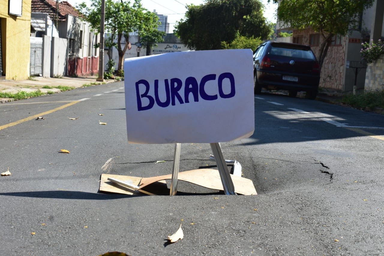 Buraco em rua de Piracicaba quase causa acidente de trânsito e revolta moradores