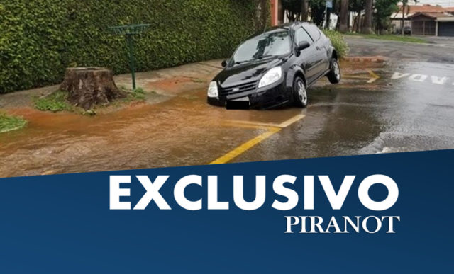 Após afundamento de solo, buraco se abre em rua de Piracicaba e deixa carro atolado