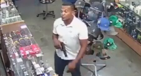 De cara limpa, bandidos são filmados roubando 30 celulares de loja piracicabana