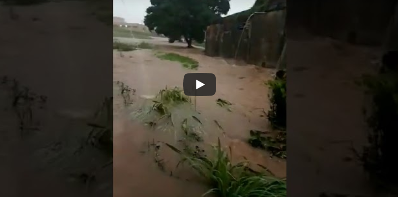 Chuva derruba casa e arrasta trailer em Rio das Pedras
