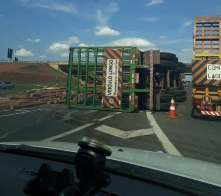 Caminhão de madeira tomba em rodovia de Piracicaba e congestiona o trânsito