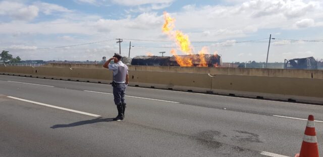 Acidente envolvendo dois caminhões deixa uma pessoa em estado grave