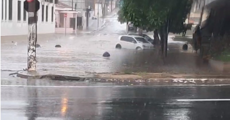 Chuva derruba árvores e deixa ruas e avenidas alagadas em Piracicaba