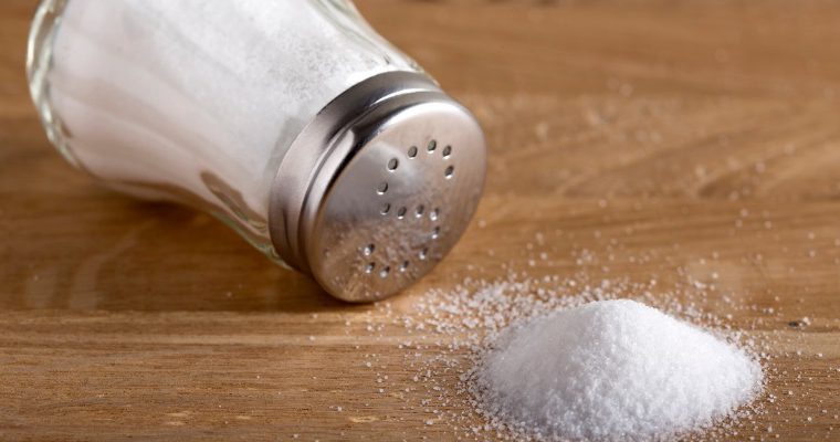 Brasileiro consome quase o dobro de sal recomendado pela OMS
