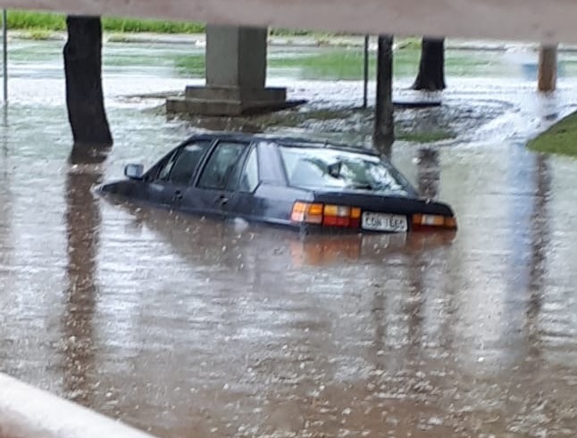 Após forte chuva, água sobe e causa problemas em avenida de Piracicaba