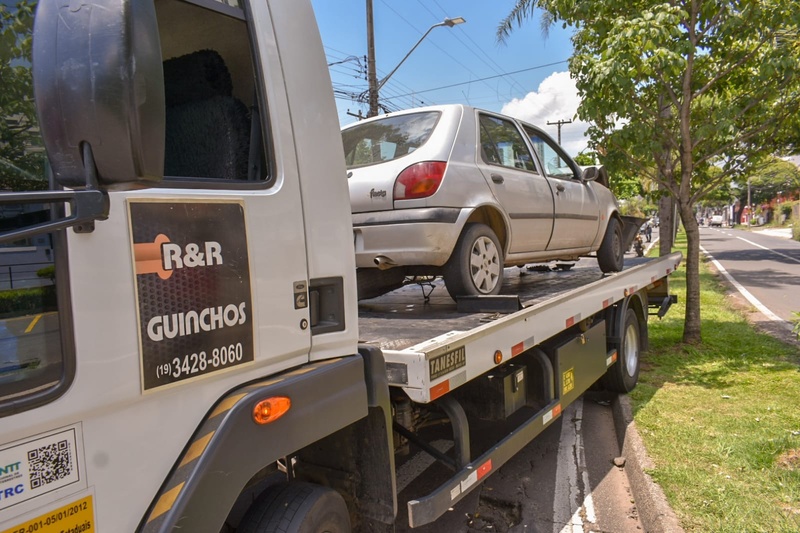 Mulher perde controle de veículo e colide contra árvore, em Piracicaba